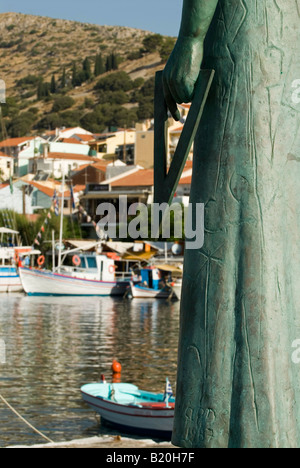 Statue von Pythagoras und Blick auf den Hafen von Pythagorio. Insel Samos, Griechenland. Stockfoto