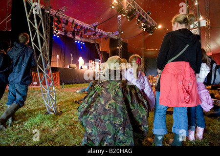 Menschen in das Cabaret Zelt Glastonbury Festival Pilton U K Europa Stockfoto