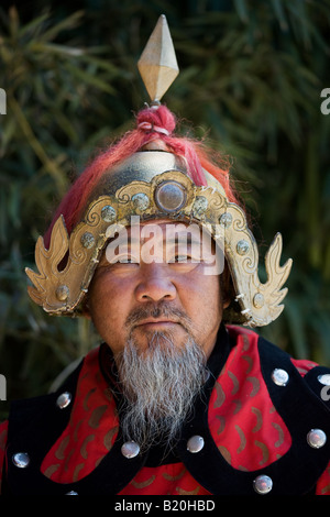 Mann gekleidet in mongolischen Krieger Kostüm zu The Great Wall Of China Mutianyu nördlich von Beijing Stockfoto