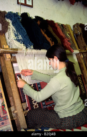 Türkei, Anatolien, Kappadokien, Göreme, Teppichwebstuhl, Weben von Frauen Stockfoto