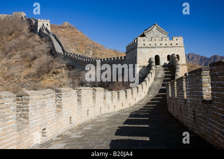 Die alte chinesische Mauer schlängelt sich durch Berge bei Mutianyu nördlich von Beijing früher Peking Stockfoto