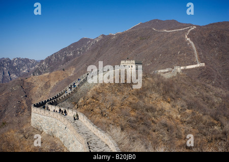 Die alte chinesische Mauer schlängelt sich durch Berge bei Mutianyu nördlich von Beijing früher Peking Stockfoto