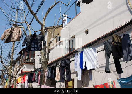 Wäsche hängen zum Trocknen in Zi Zhong Road des alten französischen Konzession Viertel von Shanghai Chinas Stockfoto