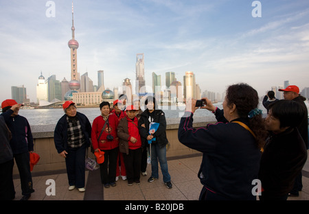 Reisegruppe an die Bund-Pose für Fotos vor der Pudong Finanz- und Geschäftsviertel in Shanghai Stockfoto