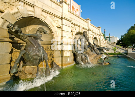 Court of Neptune Fountain Library of Congress Washington DC // WASHINGTON DC – der Court of Neptune Fountain steht an der Westfassade des Thomas Jefferson Building der Library of Congress. Der Skulpturenbrunnen aus Bronze wurde vom amerikanischen Bildhauer Roland Hinton Perry geschaffen und 1898 fertiggestellt. In der Mitte befindet sich Neptun, flankiert von Tritonen, Nymphen und Meeresmonstern. Der Brunnen veranschaulicht den Beaux-Arts-Stil, der in wichtigen Regierungsgebäuden von Washington DC im späten 19. Jahrhundert vorherrschte. Stockfoto