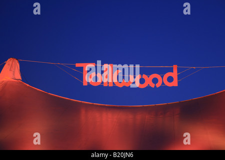 Sommer Musik Festival Tollwood Logo und Schriftzug auf Zelt in der Nacht. Foto: Willy Matheisl Stockfoto