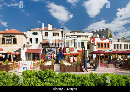 Bunte türkische Geschäfte entlang der Promenade am Meer in Marmaris Mugla Türkei Stockfoto