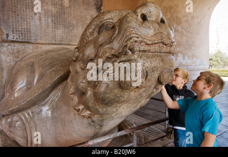 Jungs schauen Schildkröte-Statue in der Stele Pavillion an der Ming Gräber Chang Ling Beijing-China Stockfoto