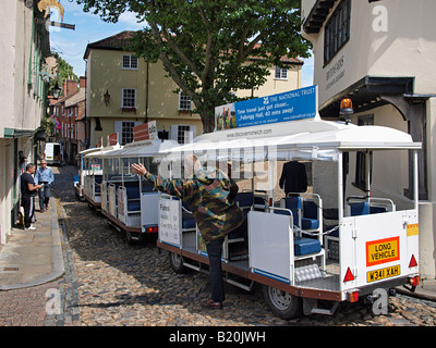 NORWICH TOURISTISCHE ZUG VORBEIFAHREN BRITEN ARME KAFFEEHAUS UND RESTAURANT, DOWN ELM HILL NORWICH NORFOLK ENGLAND ENGLAND Stockfoto