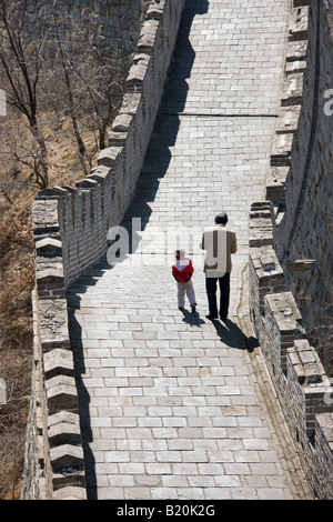 Vater mit seiner Tochter auf der chinesischen Mauer bei Mutianyu nördlich von Beijing früher Peking China Stockfoto