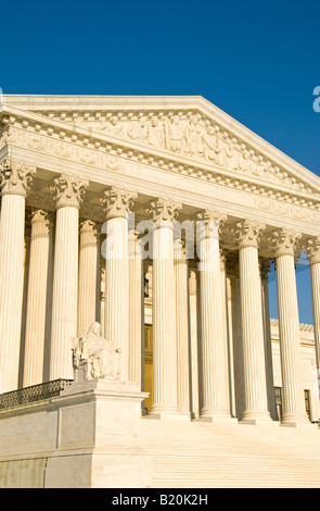 WASHINGTON DC, USA – das Gebäude des Obersten Gerichtshofs der USA, das sich auf dem Capitol Hill in Washington DC befindet, ist ein ikonisches Beispiel neoklassizistischer Architektur. Die große Fassade des Gebäudes verfügt über hoch aufragende korinthische Säulen und eine Marmortreppe, die zum Eingang führt. Sie ist die höchste Justizbehörde in den Vereinigten Staaten und ein bedeutendes Wahrzeichen in der Hauptstadt des Landes. Stockfoto