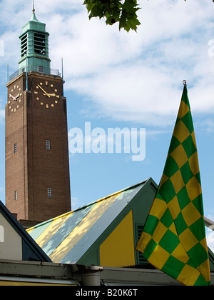 UHRTURM VON NORWICH CITY HALL MIT BLICK AUF DAS DACH DES MARKTES STALL NORFOLK ENGLAND UK Stockfoto