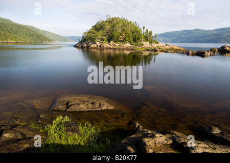 Der Saguenay River von der Pier in Dorf Petit-Saguenay gesehen. Quebec, Kanada. Saguenay Fjord. Stockfoto