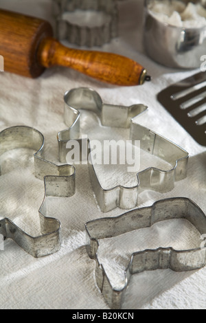 Weihnachten Nudelholz Ausstechformen Messbecher mit Mehl Pfannkuchen Turner auf weißen Blätterteig Urlaub Kekse backen Stockfoto