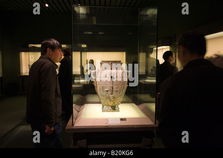 Besucher betrachten ein Wasserbehälter auf dem Display in der Vitrine im Museum Shanghai China Stockfoto