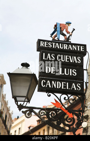 Spanien Madrid Wrought Eisen Schild Las Cuevas de Luis Candelas Restaurant berühmten Räuber und Banditen aus 19. Jahrhundert Stockfoto
