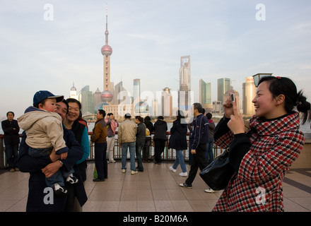 Touristen auf den Bund, die Skyline von Pudong Financial District in Shanghai anzeigen Stockfoto