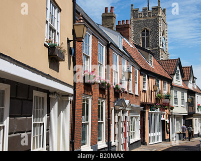 HÄUSER AM PRINCES STREET NORWICH MIT BLICK AUF ST. GEORGES TOMBLAND KIRCHE HINTER NORFOLK EAST ANGLIA ENGLAND UK Stockfoto