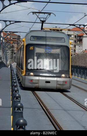 Porto u-Bahn-System mit der Personenbeförderung Straßenbahn Bombardier Flexity Outlook 'Eurotram' MP010. Stockfoto