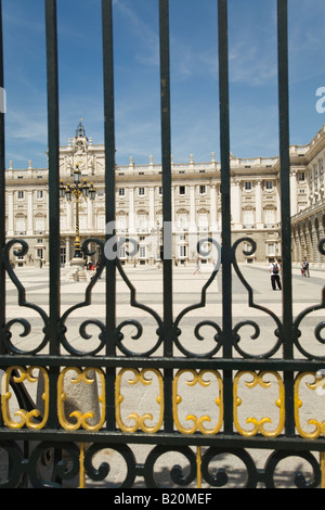 Spanien Madrid Königspalast gebaut von König Philip v. im 18. Jahrhundert mit mehr als 2000 Räume betrachtet durch Schmiedeeisen Zaun Stockfoto