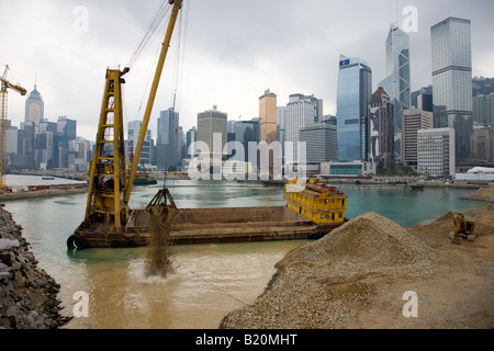 Landgewinnung im Hafen von Hongkong, die Landmasse von Hong Kong Island aus wirtschaftlichen Gründen China erweitern Stockfoto