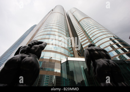 Adam und Eve 2003 Bronze Statuen von Fernando Botero in The Stock Exchange Exchange Square Hong Kong China Stockfoto