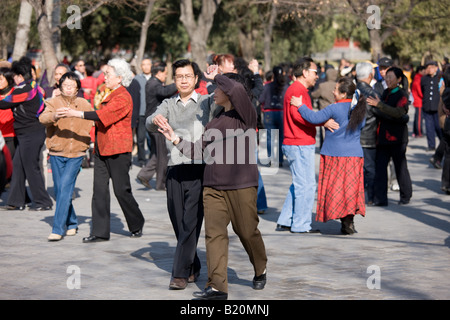 Paare tanzen im Park der Tempel des Himmels Peking China Stockfoto