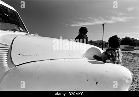 Jungs spielen auf alten LKW-Bahia de Los Angeles Mexiko Stockfoto