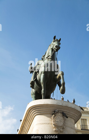 Spanien Madrid Statue of montiert König Charles III in Puerto del Sol Plaza Ansicht von unten Stockfoto