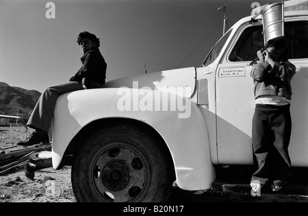 Jungs spielen auf alten LKW-Bahia de Los Angeles Mexiko Stockfoto