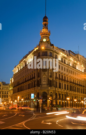 Spanien Madrid Banco Espanol de Credito Kopf Bürogebäude in der Nacht mit Bewegungsunschärfe des Verkehrs Stockfoto