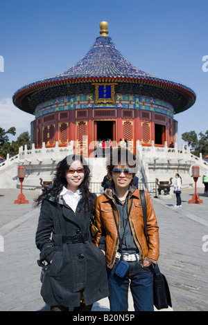 Touristen in das kaiserliche Himmelsgewölbe in der Ming-Dynastie Tempel des Himmels Peking China Stockfoto