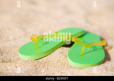 Paar grüne Flip flops am Strand. Stockfoto