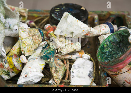 Spanien Madrid Farbtuben verwendete Öl in Haufen Werkzeugen von Maler und Künstler Stockfoto