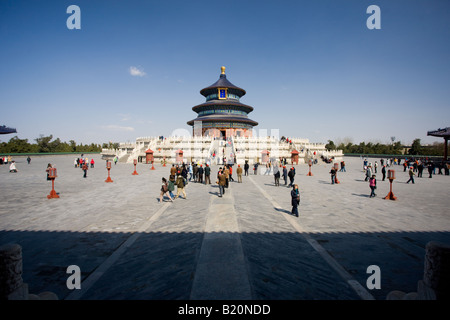 Touristen besuchen Hall des Gebets für gute Ernte Qinian Dian an der Ming-Dynastie Tempel des Himmels Peking China Stockfoto