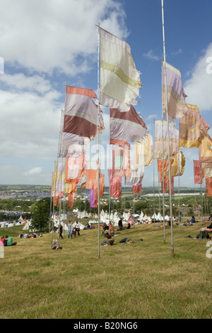 Flaggen auf dem Hügel über dem Tipi-Feld. Glastonbury Festival 2008 Stockfoto