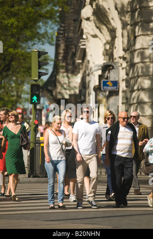 Spanien Madrid junge und ältere Erwachsene in Zebrastreifen mit Fuß Signal an Ampel Calle de Alcalá Stockfoto