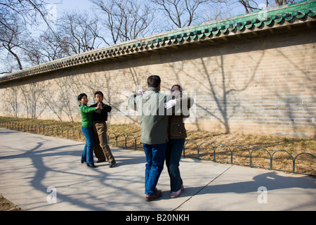 Paare tanzen im Park der Tempel des Himmels Peking China Stockfoto