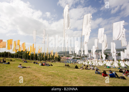 Flaggen auf dem Hügel über dem Tipi-Feld. Glastonbury Festival 2008 Stockfoto