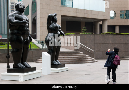 Tourist fotografiert Adam und Eva 2003 Bronze-Statuen von Fernando Botero in The Forum Exchange Square China Stockfoto