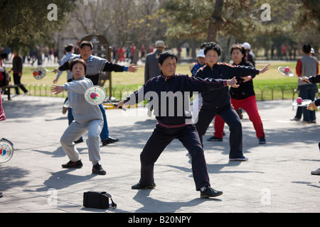 Tai Chi mit Schläger und Ball im Park der Tempel des Himmels Peking China Stockfoto