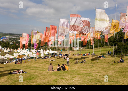 Flaggen auf dem Hügel über dem Tipi-Feld. Glastonbury Festival 2008 Stockfoto