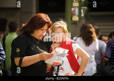 Spanien Madrid zwei Frauen schauen Sie sich die Karte der Stadt stehend auf Bürgersteig Stockfoto