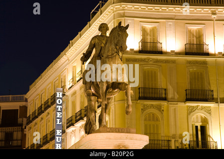 Spanien Madrid Statue of montiert König Charles III in Puerto del Sol Plaza in der Nacht beleuchtet Hotelgebäude im Hintergrund Stockfoto