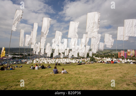 Flaggen auf dem Hügel über dem Tipi-Feld. Glastonbury Festival 2008 Stockfoto