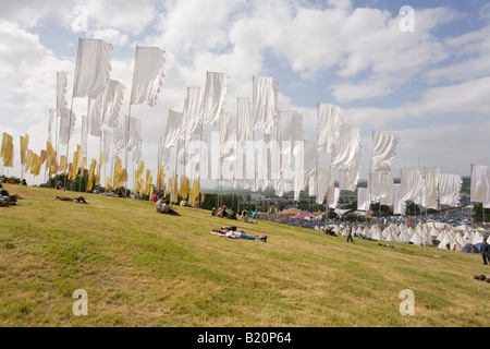 Flaggen auf dem Hügel über dem Tipi-Feld. Glastonbury Festival 2008 Stockfoto