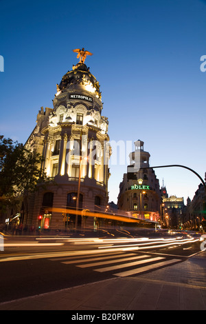 Spanien Madrid Winged Statue auf Metropolis Gebäude und Rolex anmelden Gran Via Straße Bewegungsunschärfe des Verkehrs Stockfoto