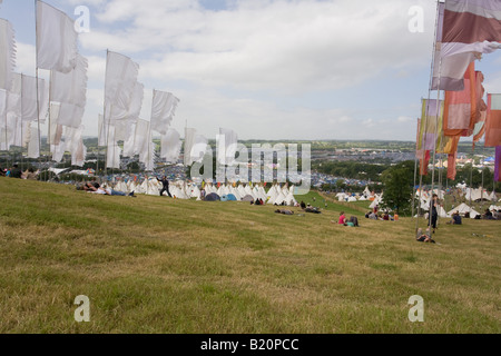 Flaggen auf dem Hügel über dem Tipi-Feld. Glastonbury Festival 2008 Stockfoto