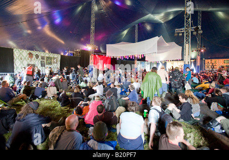 Menschen in das Cabaret Zelt Glastonbury Festival Pilton U K Europa Stockfoto