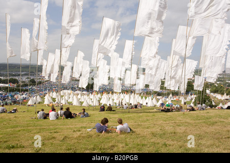 Flaggen auf dem Hügel über dem Tipi-Feld. Glastonbury Festival 2008 Stockfoto